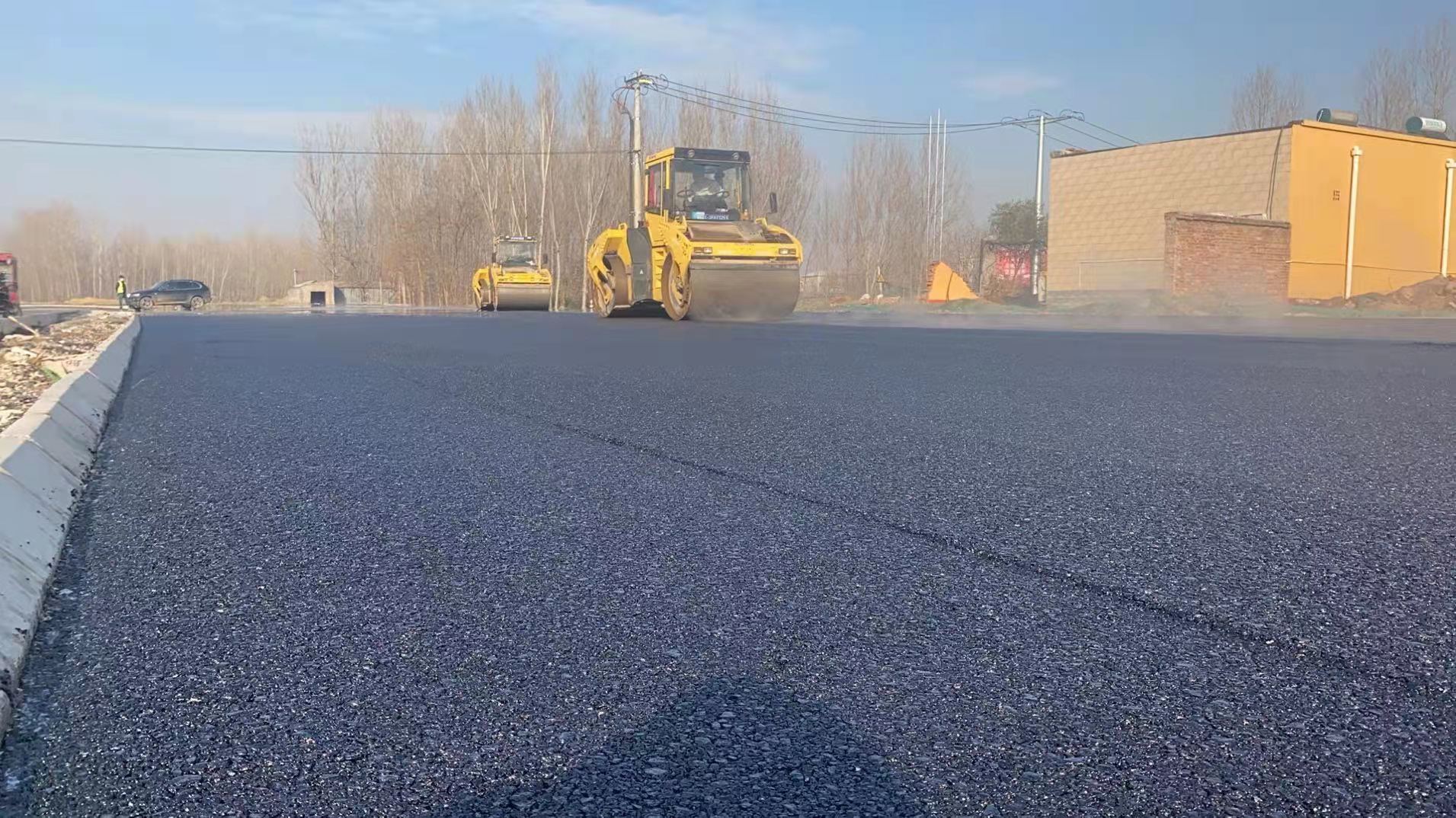 冬季給公路施工鋪設(shè)瀝青，拌合溫度是否需要做調(diào)整？北京瀝青路面施工